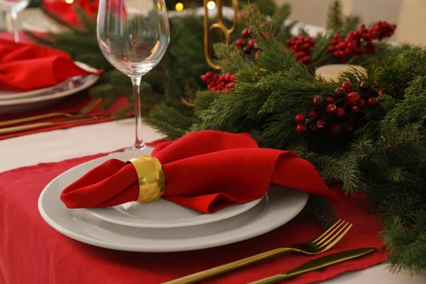 Schöne Festliche Tischdekoration Mit Weihnachtlicher Dekoration — Stockfoto