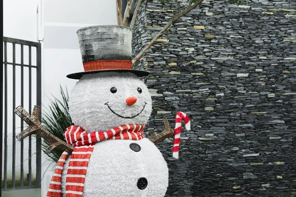 Забавный Снеговик Рядом Домом Праздничное Украшение Открытым Небом — стоковое фото
