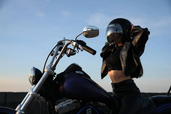 Woman Helmet Sitting Motorcycle Outdoors — Foto de Stock