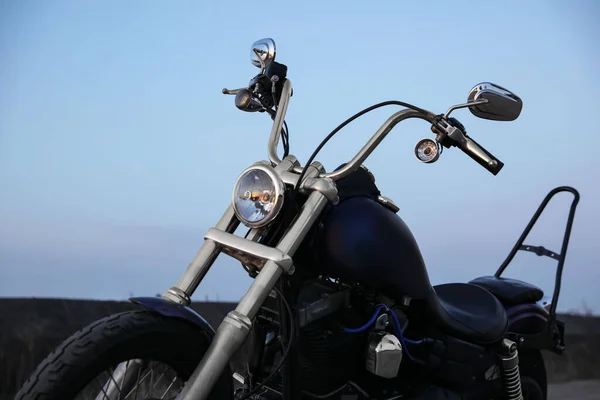 옥외의 하늘을 배경으로 현대식검은 오토바이 — 스톡 사진