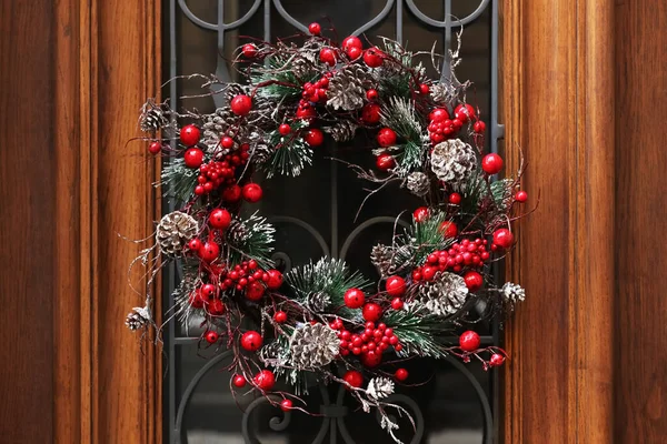 Beautiful Christmas Wreath Hanging Wooden Door — Stok fotoğraf