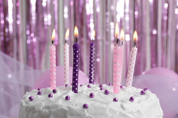 美味的蛋糕 奶油和燃烧的蜡烛的色彩背景 — 图库照片