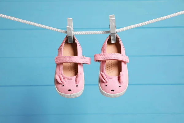 Lindos Zapatos Bebé Secado Línea Lavado Contra Pared Madera Azul —  Fotos de Stock