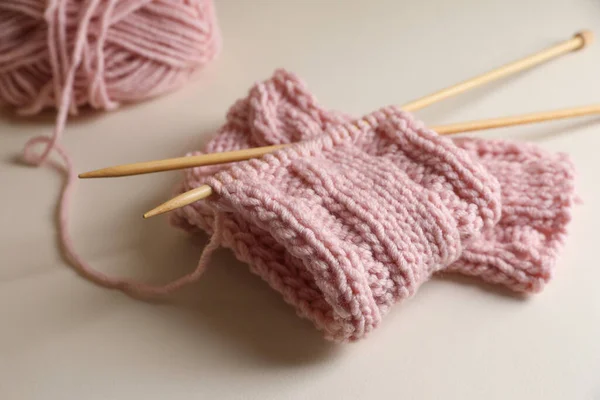 ピンクの編みとベージュの背景の針 クローズアップ — ストック写真