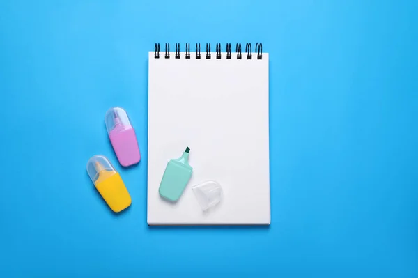 Cuaderno Abierto Marcadores Colores Sobre Fondo Azul Claro Disposición Plana — Foto de Stock