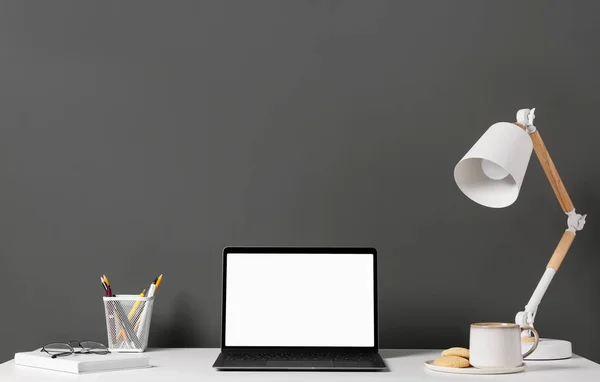 Elegante Lugar Trabajo Con Ordenador Portátil Lámpara Papelería Mesa Blanca — Foto de Stock