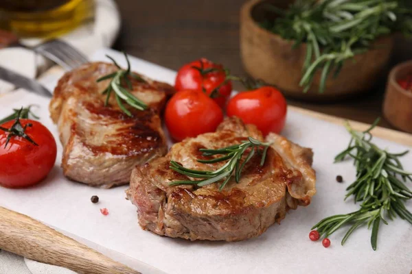 Heerlijk Gebakken Vlees Met Rozemarijn Tomaten Houten Plank Close — Stockfoto