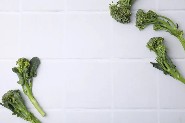 Brokolini Mentah Segar Pada Meja Berubin Putih Lay Datar Dan — Stok Foto