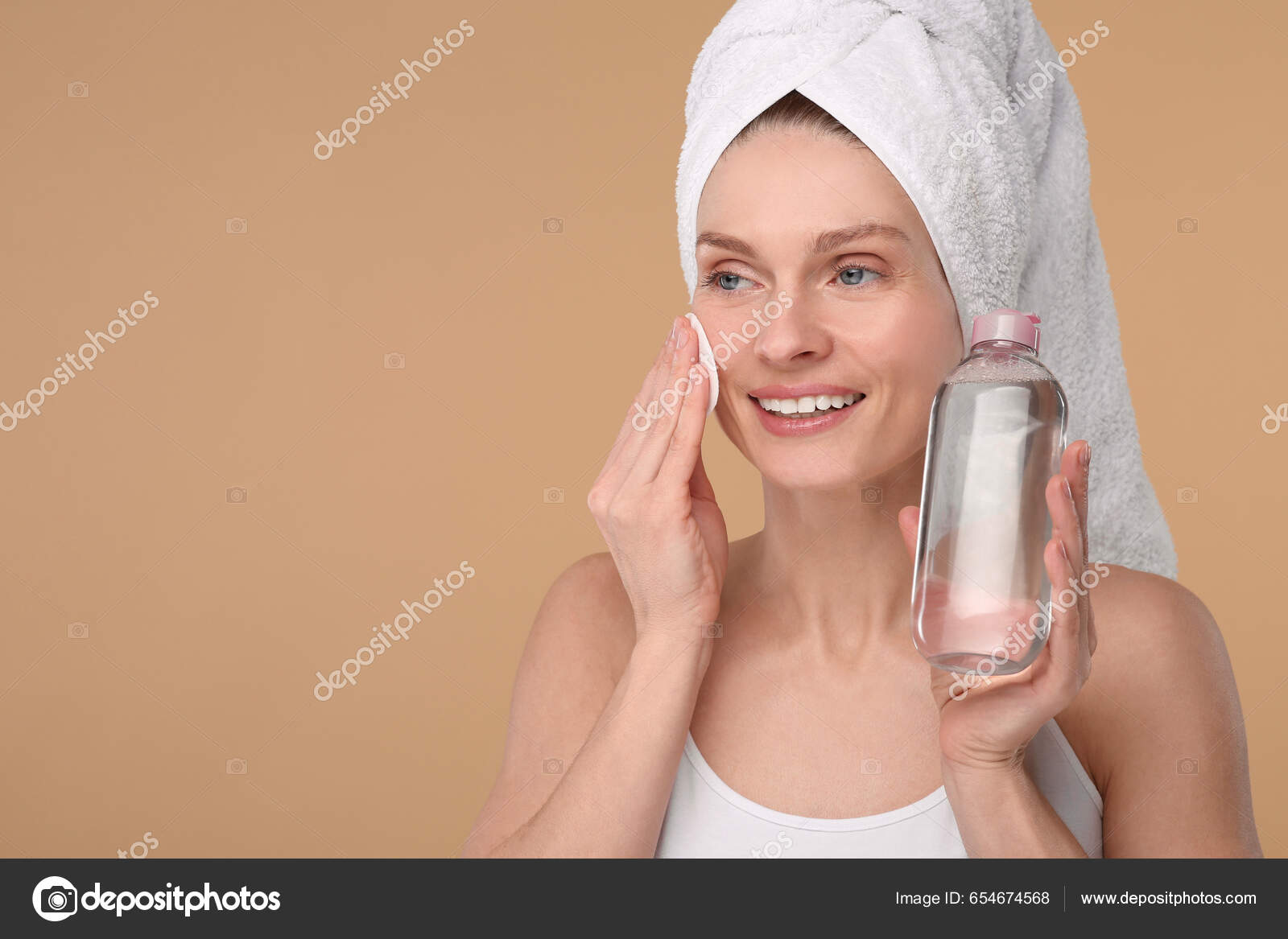 Beautiful Woman Terry Towel Removing Makeup Cotton Pad Beige Background —  Stock Photo © NewAfrica #654674568