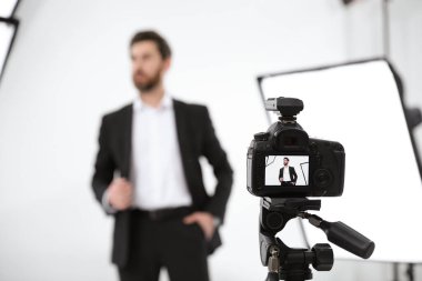 Modern stüdyoda kamera için güzel bir model, seçici odaklanma. Profesyonel fotoğraf oturumu