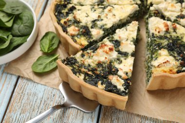 Masada ev yapımı lezzetli ıspanaklı kiş alıyorum, yakın plan.