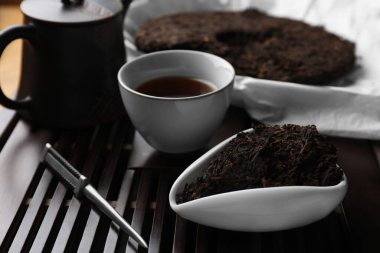 Ahşap tepside Aromatik pu-erh ve bıçak, yakın plan. Mayalanmış çay.