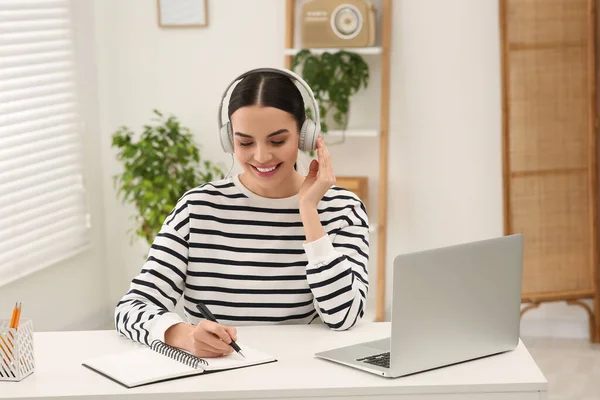 Online Translation Course Student Headphones Writing Laptop Home — Stock Photo, Image