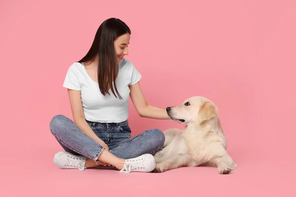 Mulher Feliz Com Cão Bonito Labrador Retriever Fundo Rosa Adorável — Fotografia de Stock