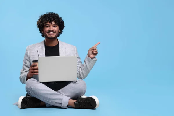Sorrindo Homem Com Laptop Fundo Azul Claro Espaço Para Texto — Fotografia de Stock