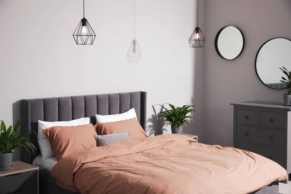 Şık Bir Yatak Odası Rahat Bir Yatak Odası Yeşil Bitkiler — Stok fotoğraf