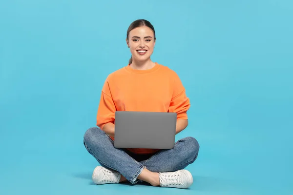 Щаслива Жінка Навушниках Використовує Ноутбук Світло Блакитному Фоні — стокове фото