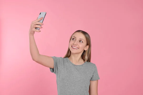 Adolescente Menina Tomando Selfie Fundo Rosa — Fotografia de Stock