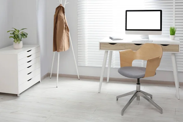 Interior Escritório Elegante Com Cadeira Confortável Mesa Computador — Fotografia de Stock