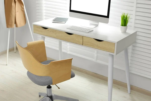 快適な椅子 コンピュータを備えたスタイリッシュなオフィスインテリア — ストック写真