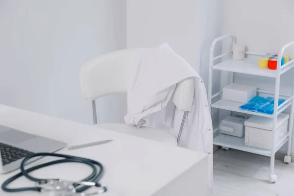 Robe Médecin Blanche Accrochée Chaise Clinique — Photo