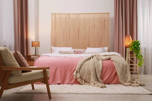 Elegante Dormitorio Con Cama Cómoda Sillón Planta Interior Diseño Interiores —  Fotos de Stock