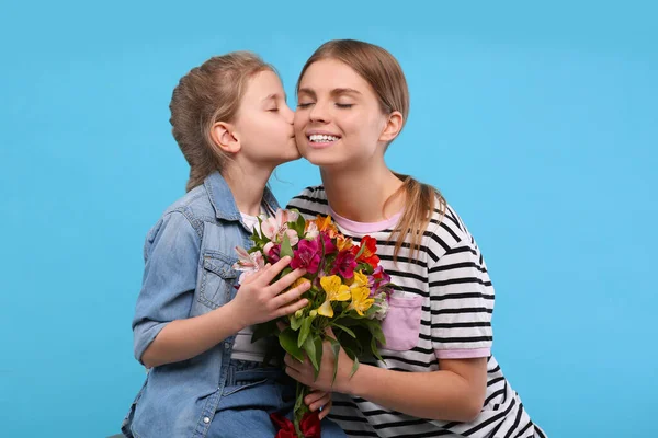 Kislány Gratulál Anyjának Világoskék Hátterű Virágokkal Boldog Anyák Napját — Stock Fotó