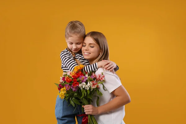 Lilla Dottern Gratulerar Sin Mamma Med Blommor Orange Bakgrund Grattis — Stockfoto