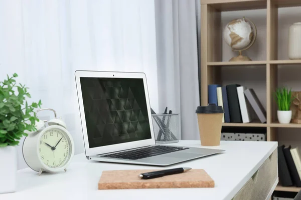 Evdeki Masasında Modern Dizüstü Bilgisayarı Olan Bir Işyeri — Stok fotoğraf