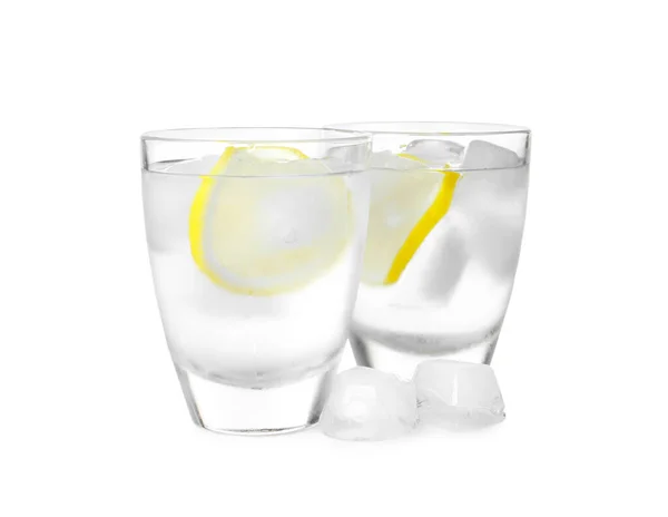 Vasos Vodka Con Rodajas Limón Hielo Sobre Fondo Blanco —  Fotos de Stock