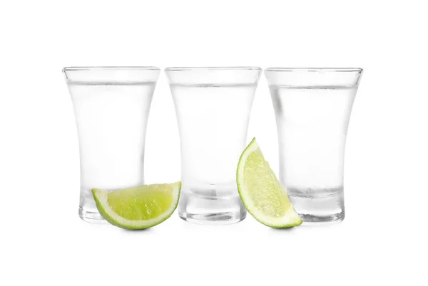 Skott Glas Vodka Med Lime Skivor Vit Bakgrund — Stockfoto