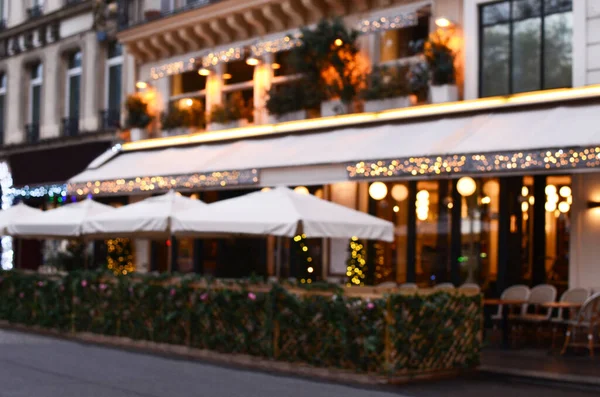 Verschwommener Blick Auf Café Außenterrasse Mit Schönen Lichtern Der Stadt — Stockfoto