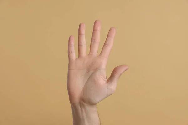 Άνθρωπος Δίνει Υψηλή Πέντε Μπεζ Φόντο Closeup Του Χεριού — Φωτογραφία Αρχείου