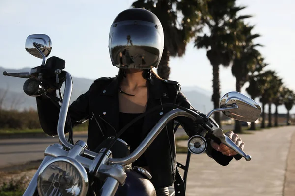 女性でヘルメット乗馬オートバイ上の晴れた日 — ストック写真