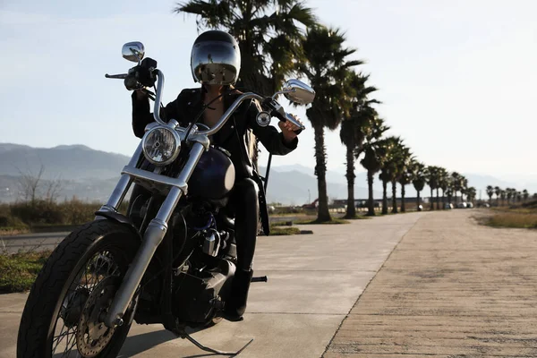 女性でヘルメットでオートバイの屋外に座って — ストック写真