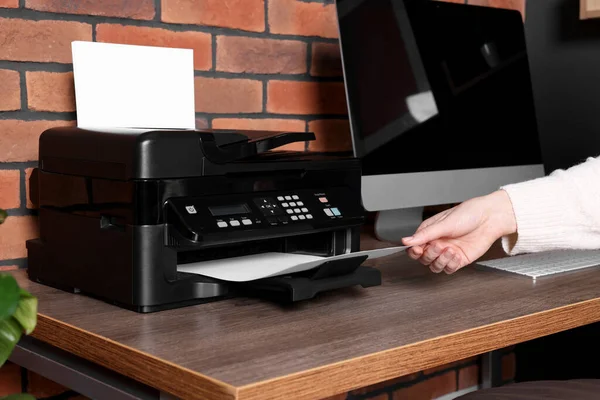 책상에서 현대식 프린터를 사용하는 클로즈업 — 스톡 사진