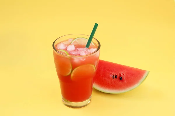 Glas Heerlijke Drank Met Limoenschijfjes Ijsblokjes Verse Watermeloen Gele Achtergrond — Stockfoto