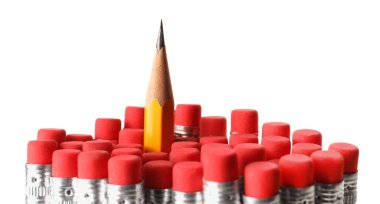 Diğerleri arasında sivri grafit kalem ve beyaz üzerine izole edilmiş silgi.