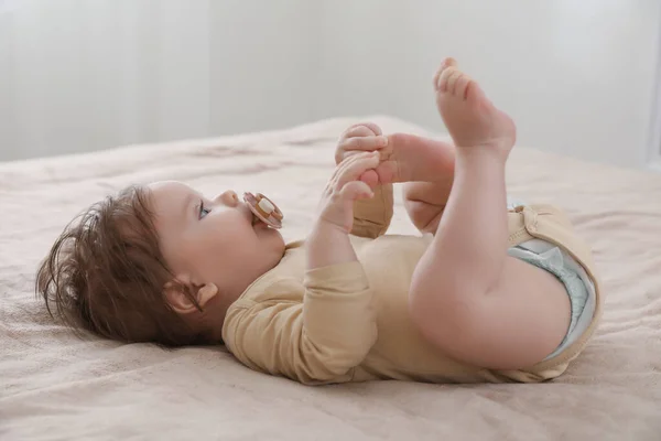 Niedliches Kleines Baby Mit Schnuller Bett — Stockfoto