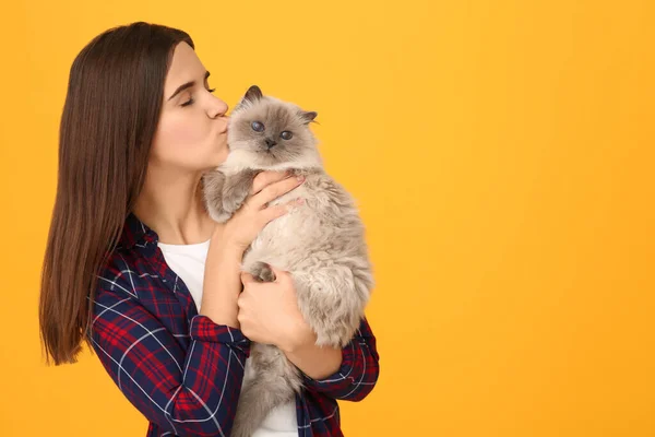 Mujer Besando Lindo Gato Sobre Fondo Naranja Espacio Para Texto — Foto de Stock
