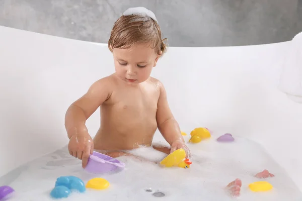실내에서 장난감 목욕을 귀여운 — 스톡 사진