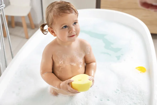 Cute Little Girl Gąbką Biorąc Piankową Kąpiel Domu — Zdjęcie stockowe