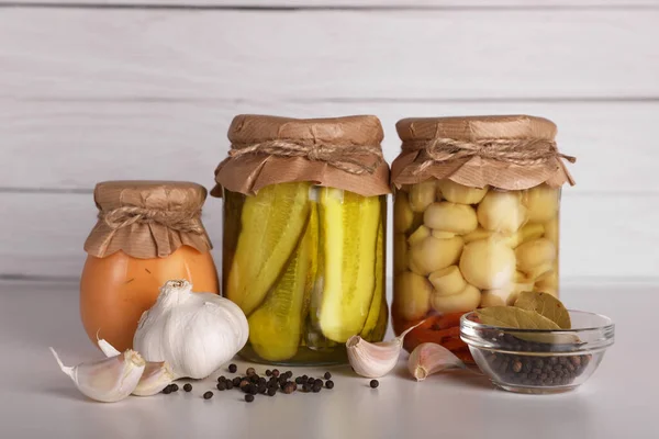 Farklı Saklanmış Sebzelerle Kavanozlar Açık Gri Masada Konserve Konserveler Için — Stok fotoğraf