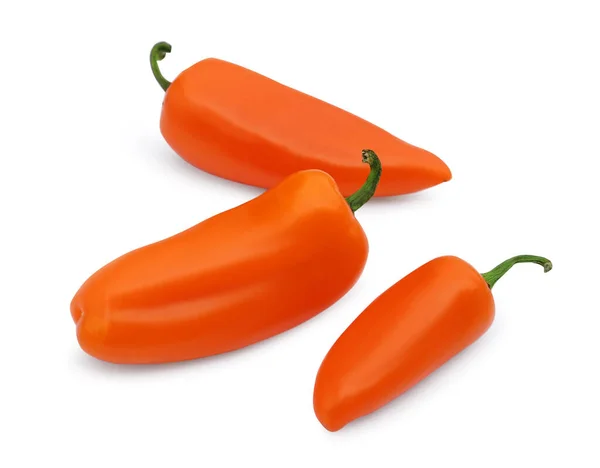 Verse Rauwe Oranje Hete Chili Pepers Geïsoleerd Wit — Stockfoto