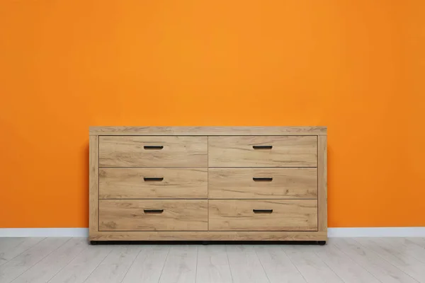 Nová Dřevěná Truhla Zásuvek Oranžové Stěny Vnitřní — Stock fotografie