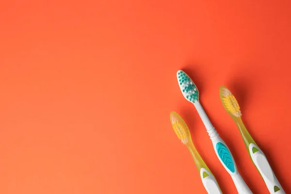 Toothbrushes Orange Background Flat Lay Space Text — Stock Photo, Image