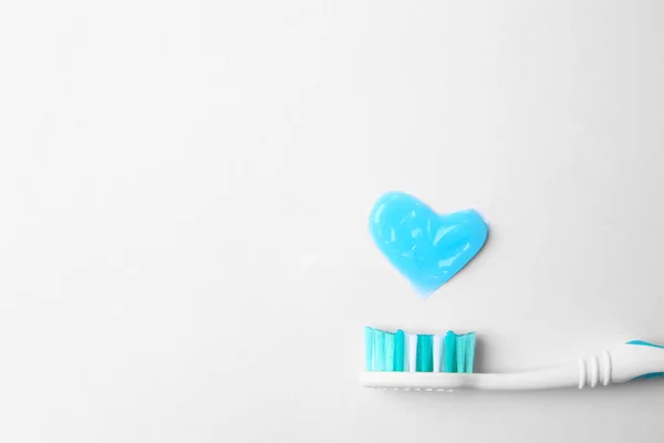 Herz Mit Zahnpasta Und Bürste Auf Weißem Hintergrund Ansicht Von — Stockfoto