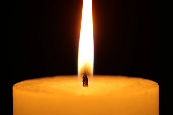 黒の背景にワックスキャンドルを燃焼 クローズアップ — ストック写真