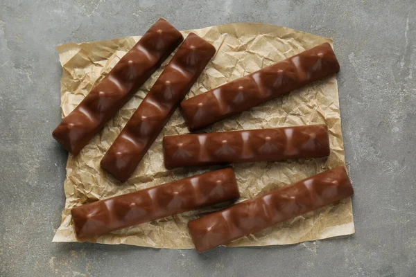 Smaklig Chokladkaka Grått Bord Ovanifrån — Stockfoto