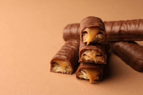 Söta Välsmakande Chokladkakor Med Karamell Beige Bakgrund Närbild Plats För — Stockfoto